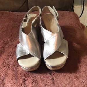 Clarks gold platform sandals size 11 . Never worn outside. Just tried on .